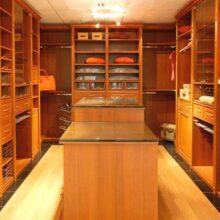 Mobila dressing Cireș – soluția ideală pentru o cameră de dressing elegantă și perfect organizată