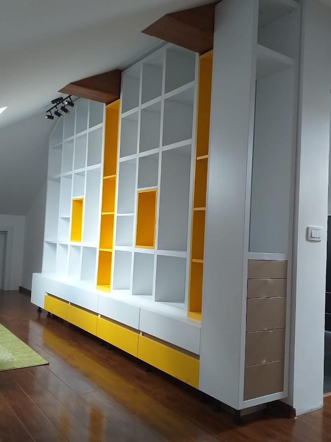 Living alb cu galben cu mobila pe comanda